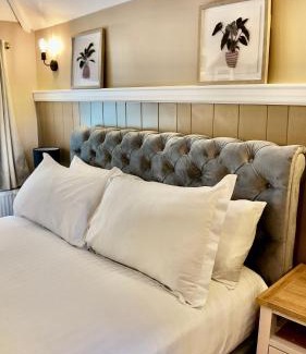 Fivelanes Hotel | Rising Sun Inn - Bronn Ewhella