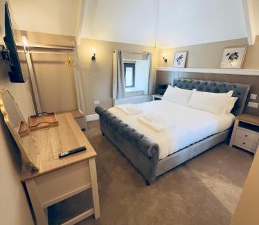 Fivelanes Hotel | Rising Sun Inn - Bronn Ewhella