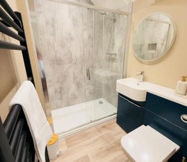 Fivelanes Hotel | Rising Sun Inn - Bronn Ewhella