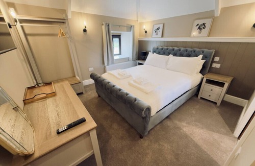 Fivelanes Apartment | Rising Sun Inn - Bronn Ewhella