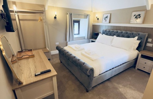 Fivelanes Apartment | Rising Sun Inn - Bronn Ewhella