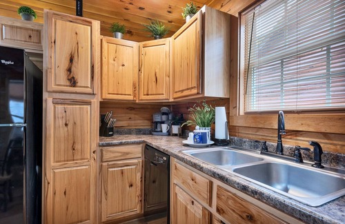 Townsend Cabin | River Access ☀Easy Access ☀Hot Tub ☀Sleeps 4 ☀Well Equipped