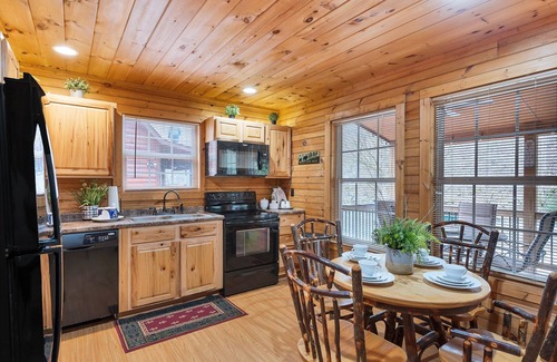 Townsend Cabin | River Access ☀Easy Access ☀Hot Tub ☀Sleeps 4 ☀Well Equipped
