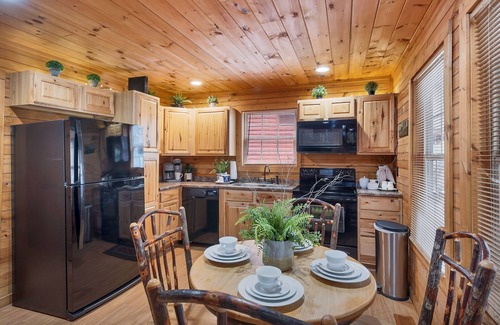 Townsend Cabin | River Access ☀Easy Access ☀Hot Tub ☀Sleeps 4 ☀Well Equipped