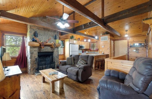 Eureka Springs House | River Cabin, Jacuzzi, Sleeps 6!