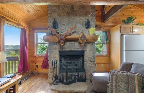 Eureka Springs House | River Cabin, Jacuzzi, Sleeps 6!