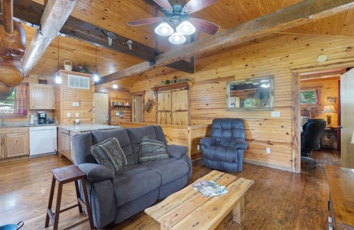 Eureka Springs House | River Cabin, Jacuzzi, Sleeps 6!