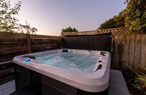 Whanganui House | River City Views With Spa Pool, BBQ & Sky TV