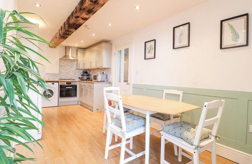 Langold Cottage | RIVER COTTAGE, pet friendly, with open fire in Castle Donington