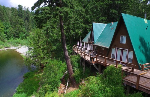 Shawnigan Lake House | River & Forest Oasis, private & ideal for large families, retreats, & groups