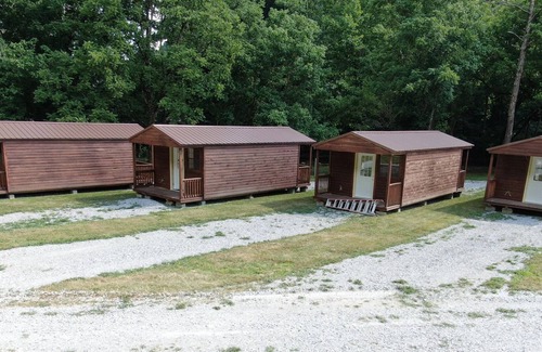 Harrogate Cabin | River Forge Cabin 51 - Cozy and Rustic 1 Bedroom Cabin - Creek Front