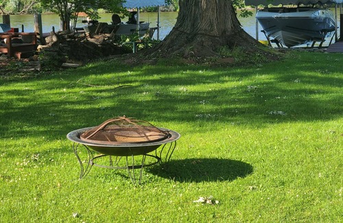 Fremont Cottage | River Front Cottage/Private Dock-Walk to Bar/Restaurants