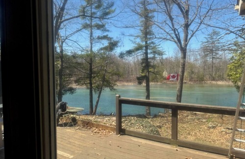 Washago House | River Front Cottage Washago, gateway to Muskoka 3BRs, 2.5 Baths. Easy Access