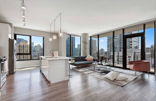 Near North Side Apartment | River North 2BR: High Ceilings, Comfort