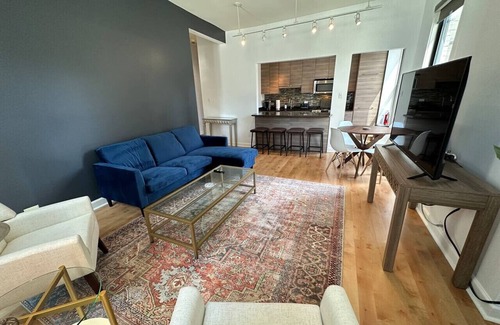 Downtown Chicago Condo | River North Hideaway w/Amazing Views and Parking