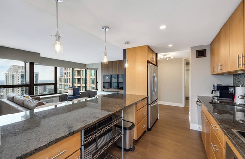 Near North Side Apartment | River North Luxury Condo 2 King Beds 2 Baths