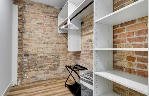 Downtown Chicago Apartment | River North Rooftop With In and Out Parking 6