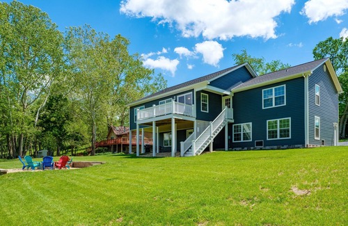 Elkton House | River Oasis Water Front, Pet Friendly Home, 5 King Bedrooms n15 Mins Massanutten