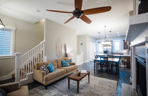 Buena Vista House | River Park Retreat! Best location in South Main, 25 yds to park. 4Bd+1, 2.5Ba