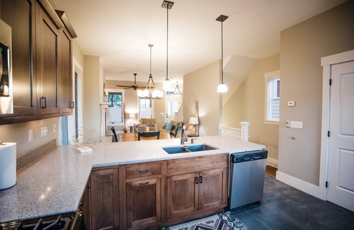 Buena Vista House | River Park Retreat! Best location in South Main, 25 yds to park. 4Bd+1, 2.5Ba