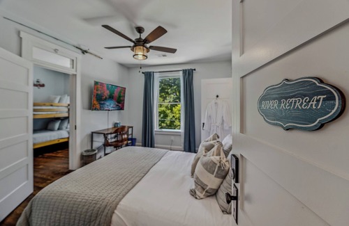 Berkeley Springs Bed & Breakfast | River Retreat Suite In Town!- Inside The Grand Castalian Inn B&B