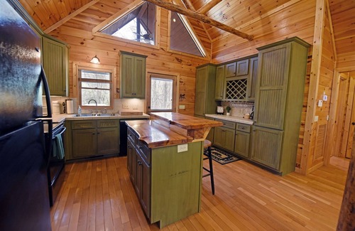 Copperhill Cabin | River Ridge Retreat-Ocoee riverfront-5br/3ba- Hot Tub- Wifi-Pool Table -Trout fishing