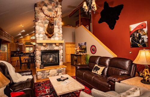 Pagosa Springs House | River Rock Cabin: Hot Tub, Arcade Room, Fire Pit, 3 Min to Uptown Pagosa, Private Colorado Setting