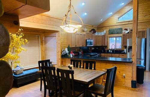 Pagosa Springs House | River Rock Cabin: Hot Tub, Arcade Room, Fire Pit, 3 Min to Uptown Pagosa, Private Colorado Setting