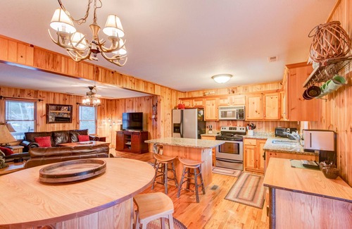 Todd House | River Roost - on New River near Boone with fire pit, game room, pet friendly