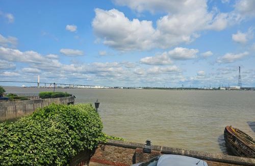 Greenhithe Apartment | River view flat by the Thames