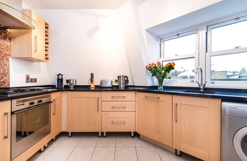 Hammersmith Apartment | River View, Penthouse Apartment, Zone 2, Hammersmith, London, 2 Bedrooms 2 Bath