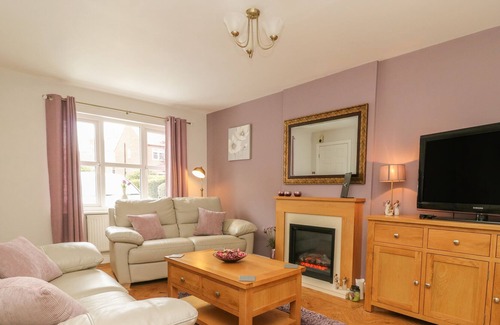 Ripon Cottage | RIVER VIEW, pet friendly, with a garden in Ripon