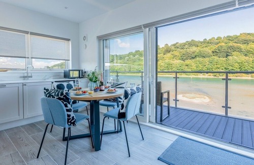 Seaton Apartment | River View - Prime River Front Location
