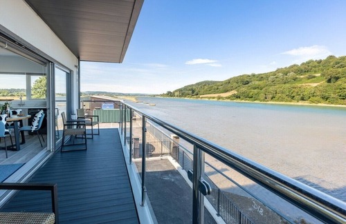 Seaton Apartment | River View - Prime River Front Location