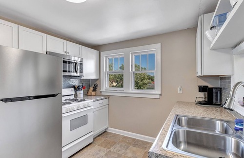 Ashwaubenon House | River View- Renovated Townhome close to Lambeau by RedAwning