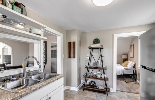 Ashwaubenon House | River View- Renovated Townhome close to Lambeau by RedAwning