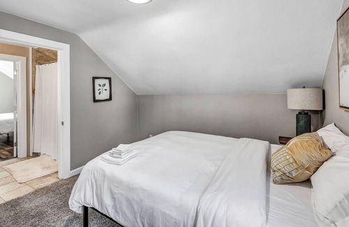 Ashwaubenon House | River View- Renovated Townhome close to Lambeau by RedAwning