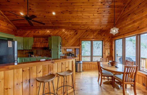Boone Cabin | River View Retreat - 2 Bedroom on 2.3 acres. Hot Tub, Great Views, Creek access,Near New River