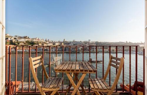 Sao Nicolau Apartment | River-View Retreat in Porto