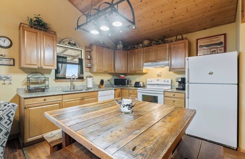 Eureka Springs House | River View, Sleeps 6, Hot Tub