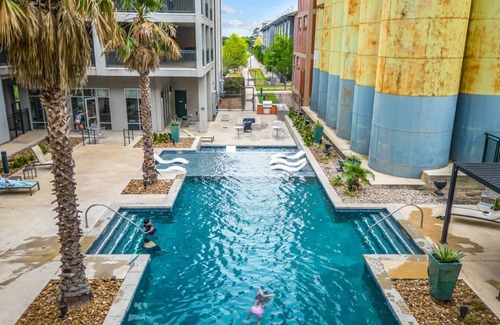 King William Apartment | River Walk Luxury: 2BR Apt | River&Pool Views+Gym