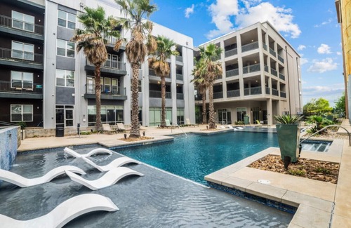 King William Apartment | River Walk Luxury: 2BR Apt | River&Pool Views+Gym