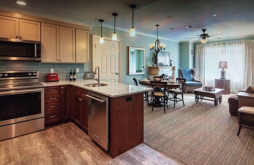 Lincoln Condo | River Walk Resort One bedroom Suite w/balcony & mount view from 5th floor VIP.