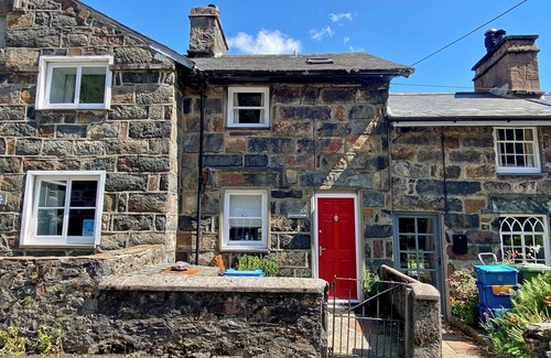 Beddgelert Cottage | RIVERBANK COTTAGE, pet friendly, with open fire in Beddgelert