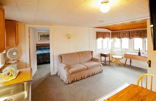 Lincoln Hotel | Riverbank Motel and Cabins Managed by Vacasa