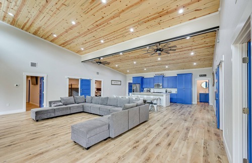 Glenwood Cabin | Riverfront 'Caddo Shack' Home w/Views & Fire Pit