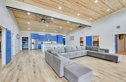 Glenwood Cabin | Riverfront 'Caddo Shack' Home w/Views & Fire Pit