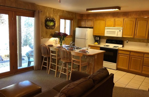 Grand Lake Condo | Riverfront condo #3 w/patio, 1block 2 town,King bed,Wifi,20 min ski Granby Rnch