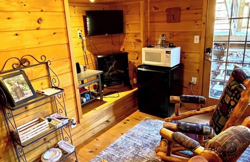 Blue Ridge Apartment | Riverfront Cozy Suite Convenient Location
