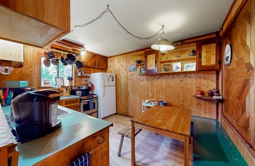 Pla-Vada Woodlands House | Riverfront dog-friendly retreat with a rustic flair & wood stove, near skiing